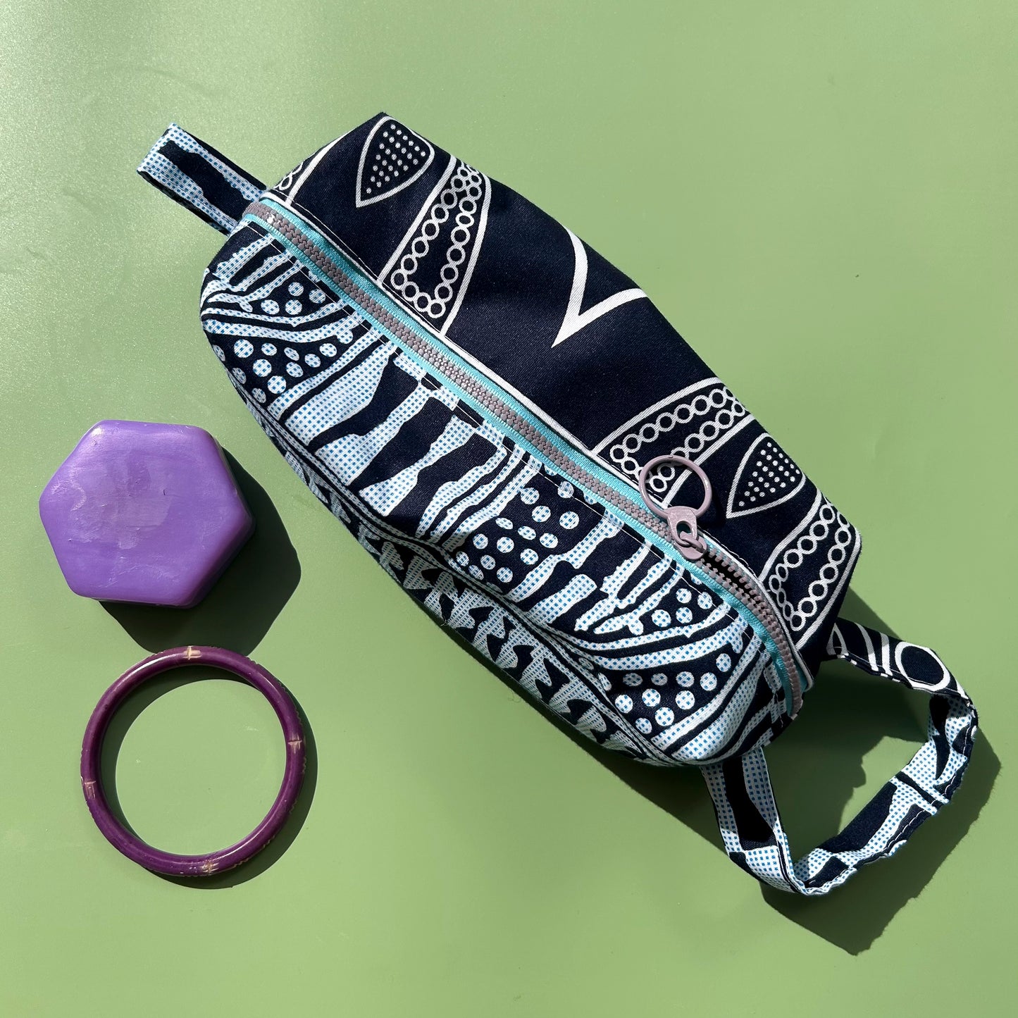 Trousse upcyclée bleu sur bleu - intérieur toile cirée
