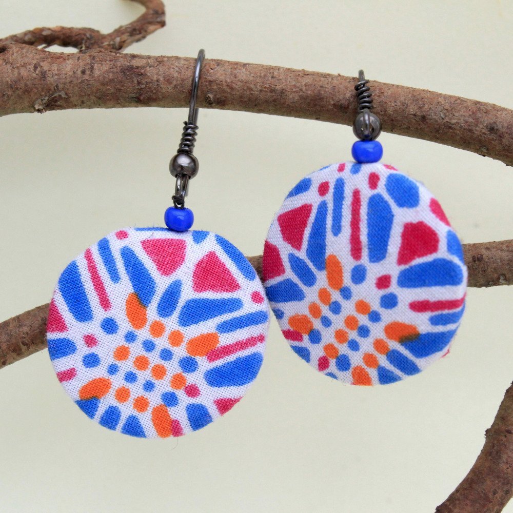 Petites boucles d'oreilles éclats de wax:   rose bleu orange blanc