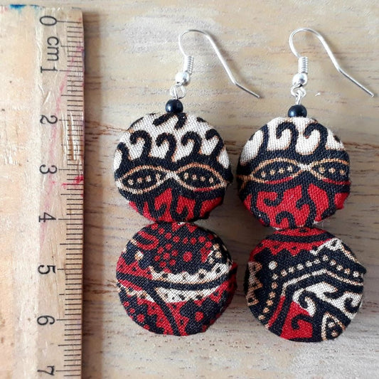Boucles d'oreilles qui vous regardent presque, en tissu wax bordeaux, noir, doré et beige