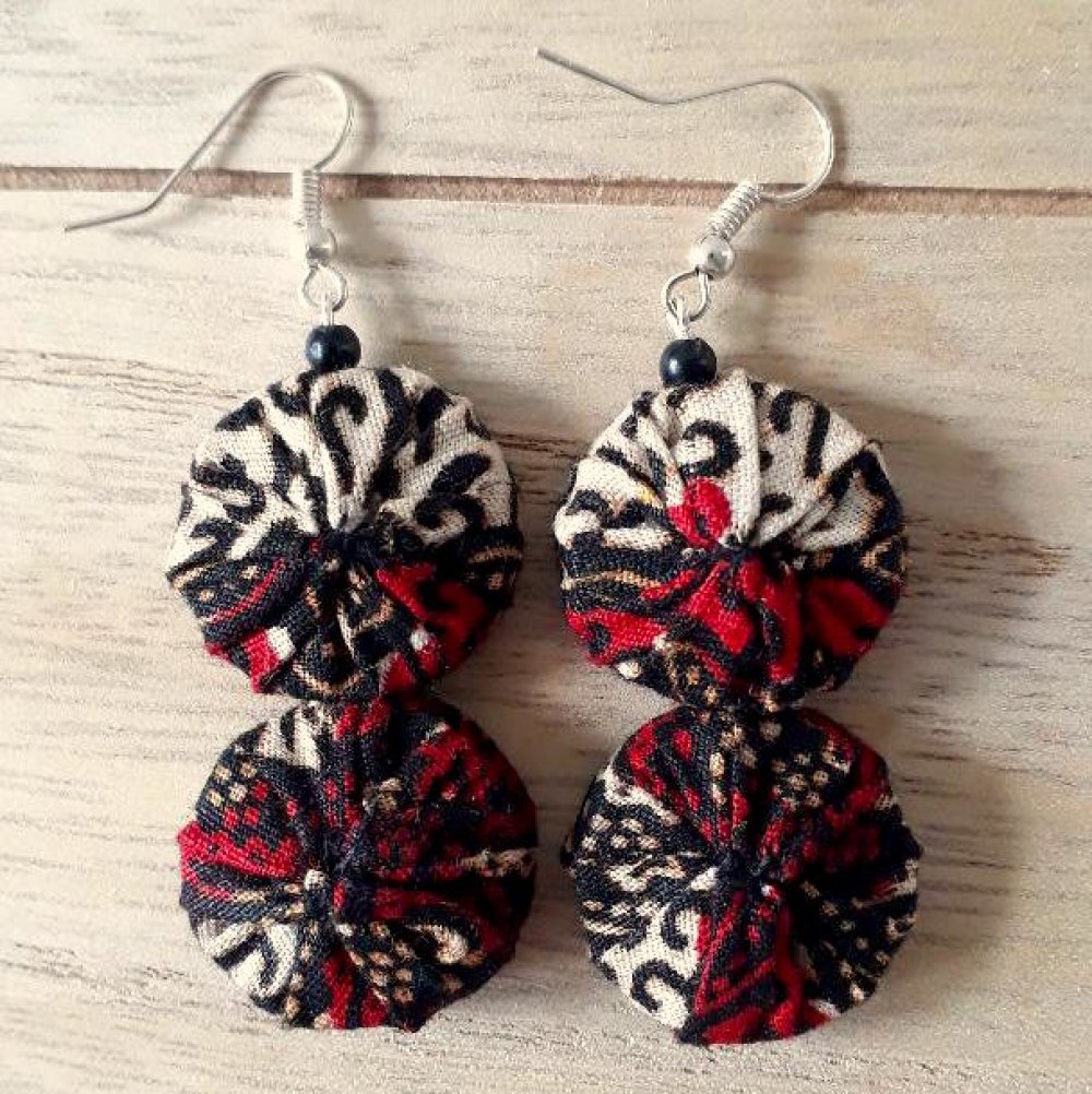 Boucles d'oreilles qui vous regardent presque, en tissu wax bordeaux, noir, doré et beige