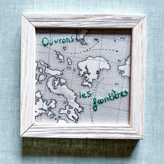 Cadre brodé carte du monde « ouvrons les frontières »