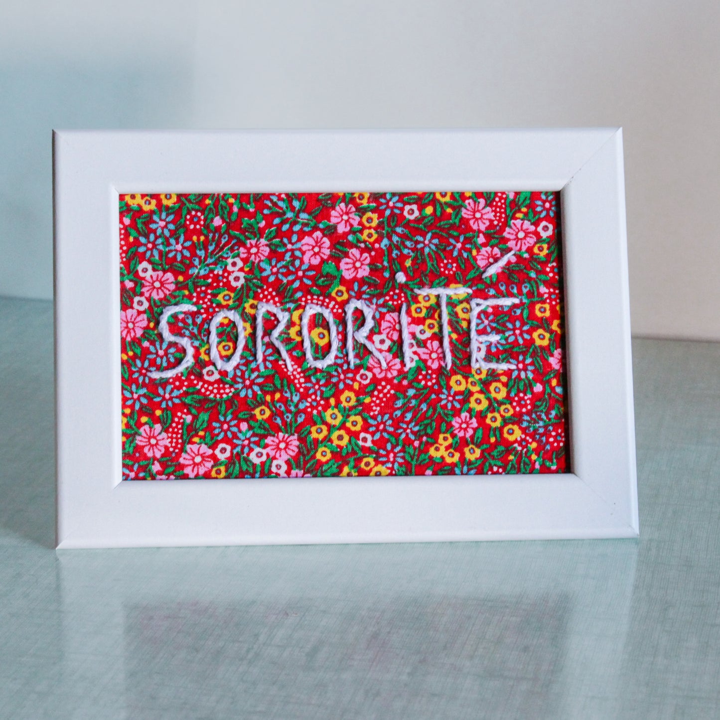 Déco brodée upcyclée : cadre Sororité fleurie