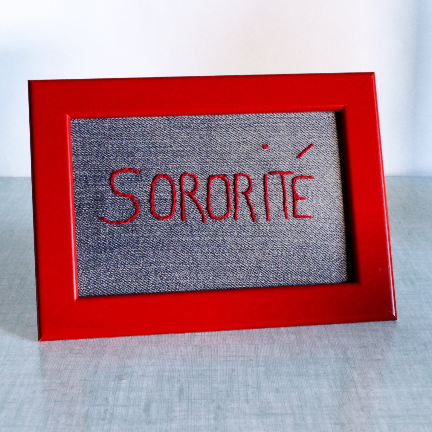 Cadre brodé rouge SORORITE