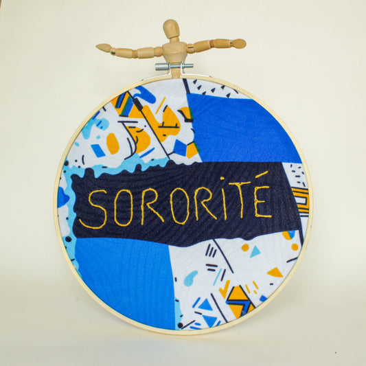 Cadre brodé géométrique "Sororité"