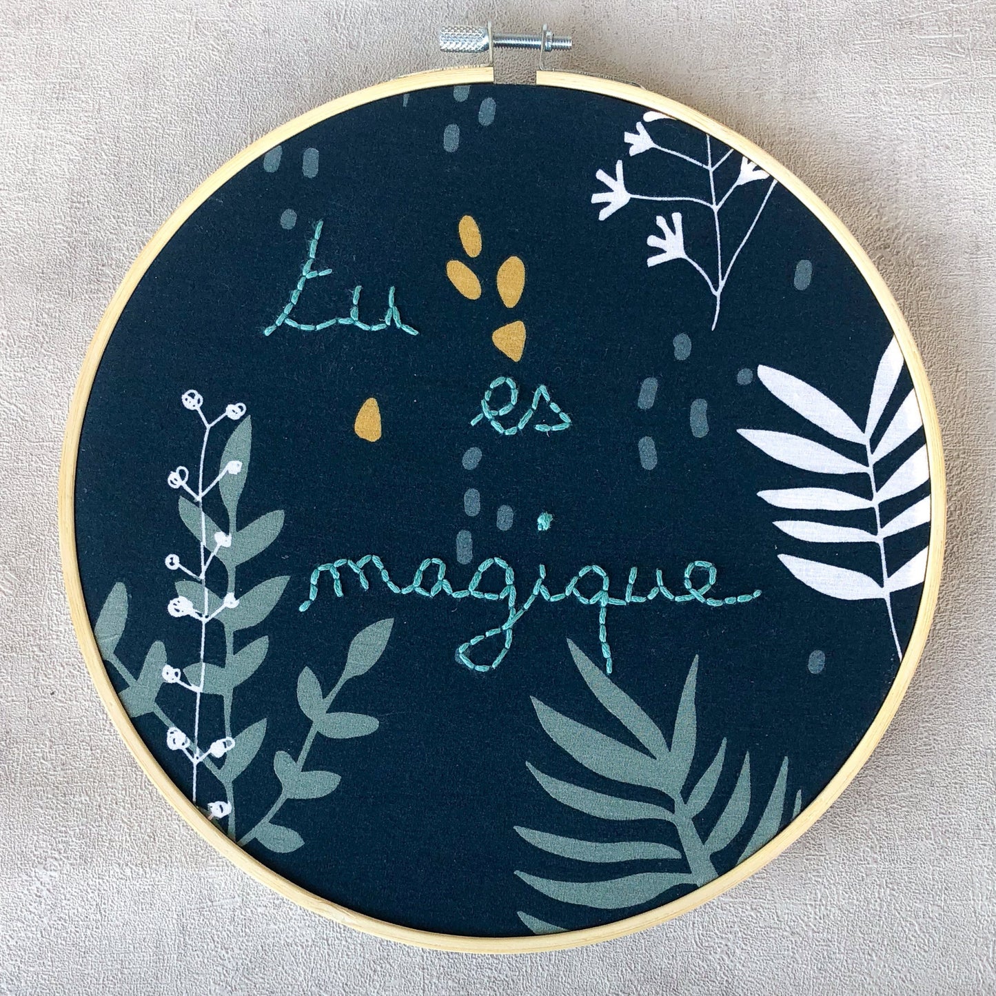 Déco brodée "Tu es magique"