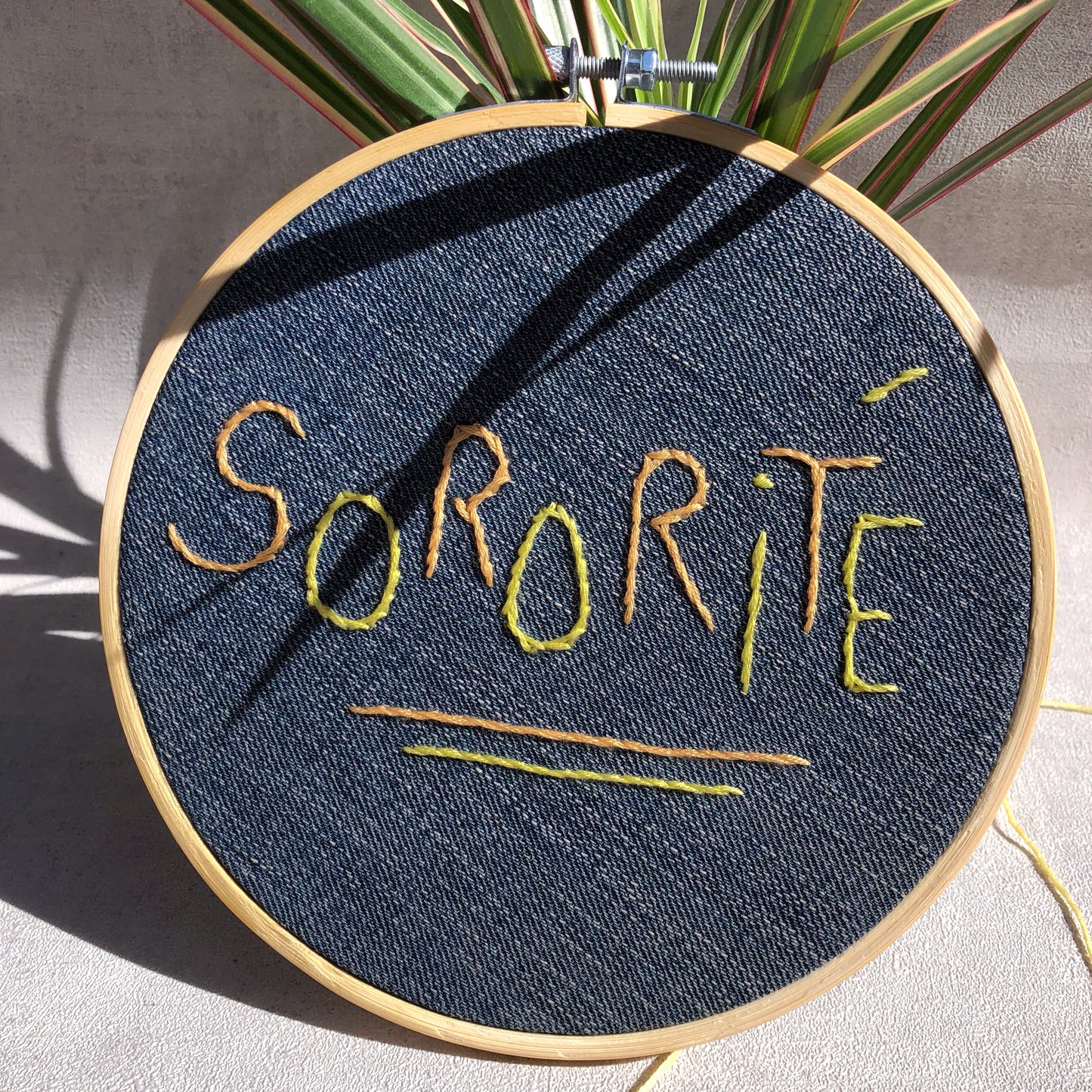 Déco brodée en jean upcyclé :  "Sororité"