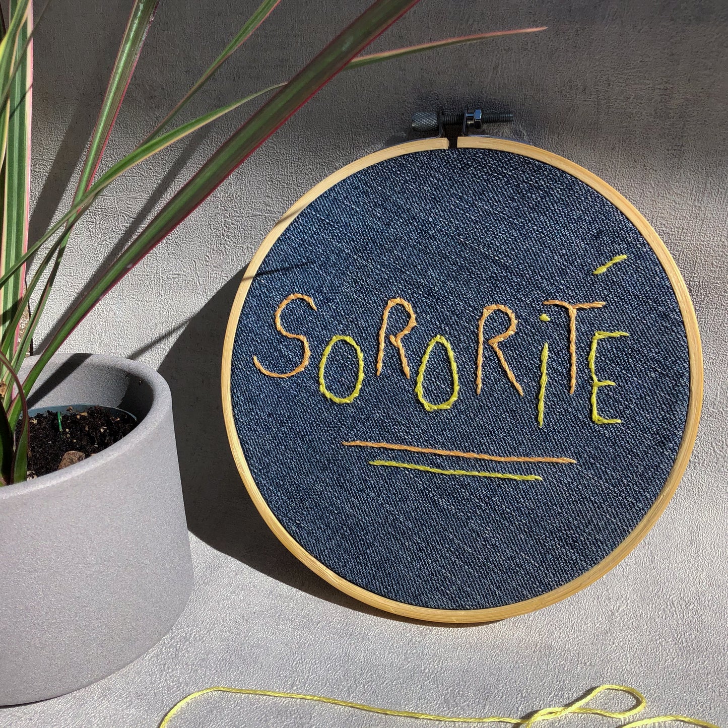 Déco brodée en jean upcyclé :  "Sororité"