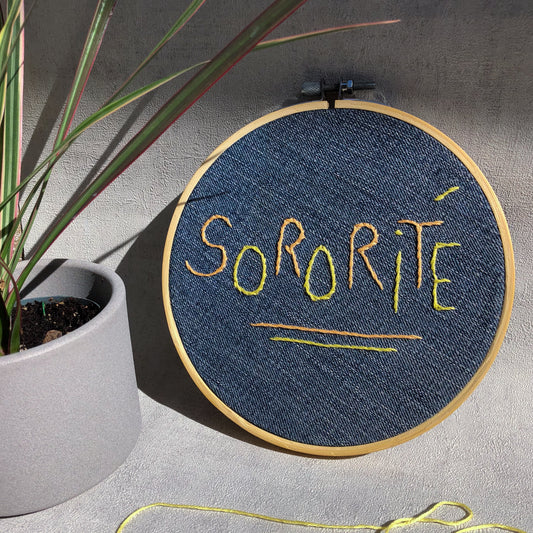 Déco brodée en jean upcyclé :  "Sororité"