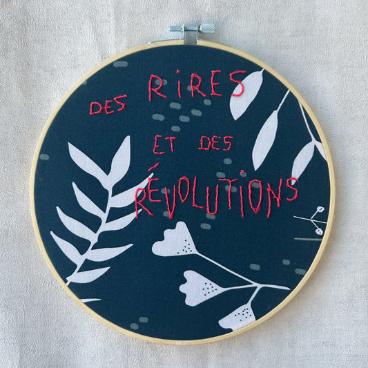 Décoration brodée "Des rires et des révolutions"