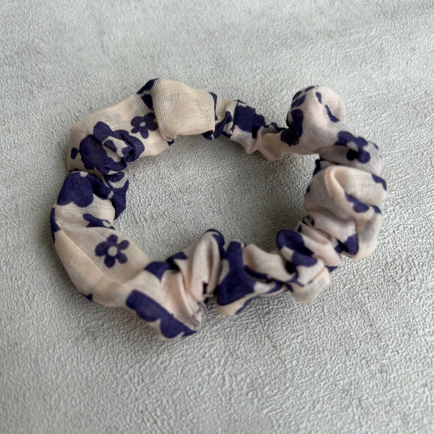 Chouchou fleuri en tissu upcyclé