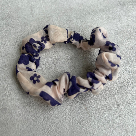 Chouchou fleuri en tissu upcyclé