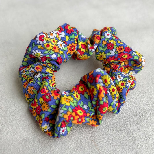 Chouchou fleuri en tissu upcyclé