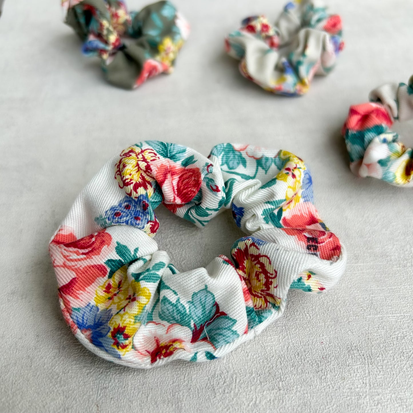 Chouchou fleuri en tissu upcyclé