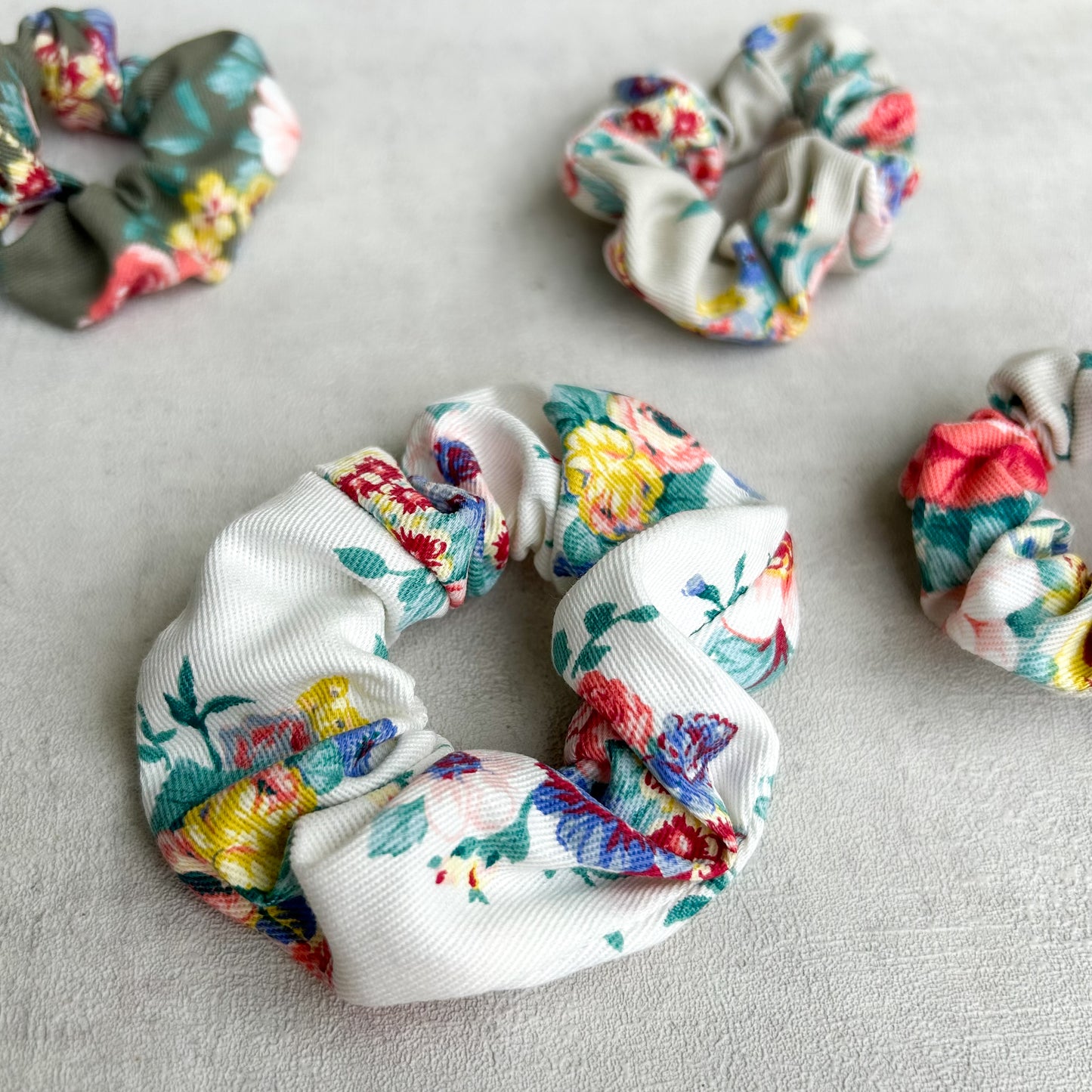Chouchou fleuri en tissu upcyclé