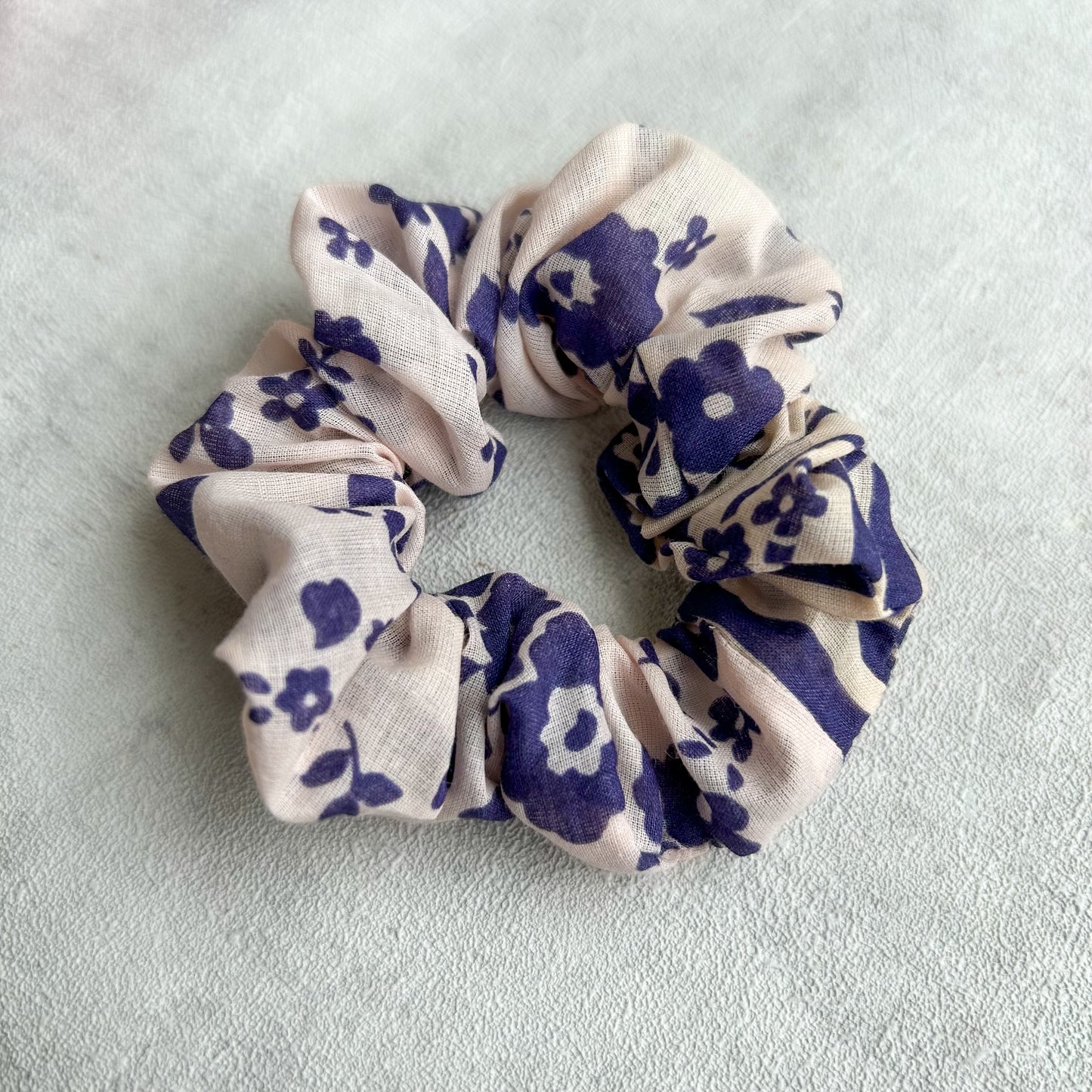 Chouchou fleuri en tissu upcyclé violet