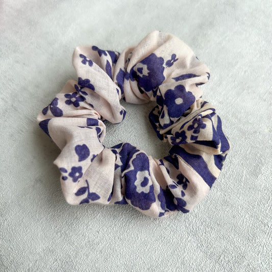 Chouchou fleuri en tissu upcyclé violet