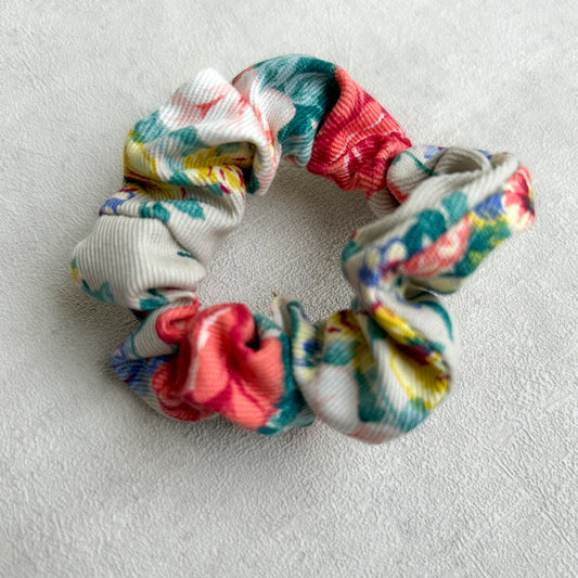 Chouchou fleuri en tissu upcyclé