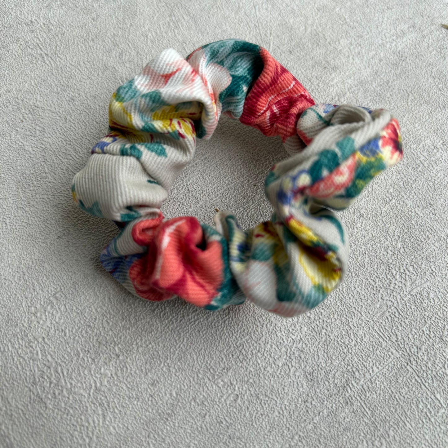 Chouchou fleuri en tissu upcyclé