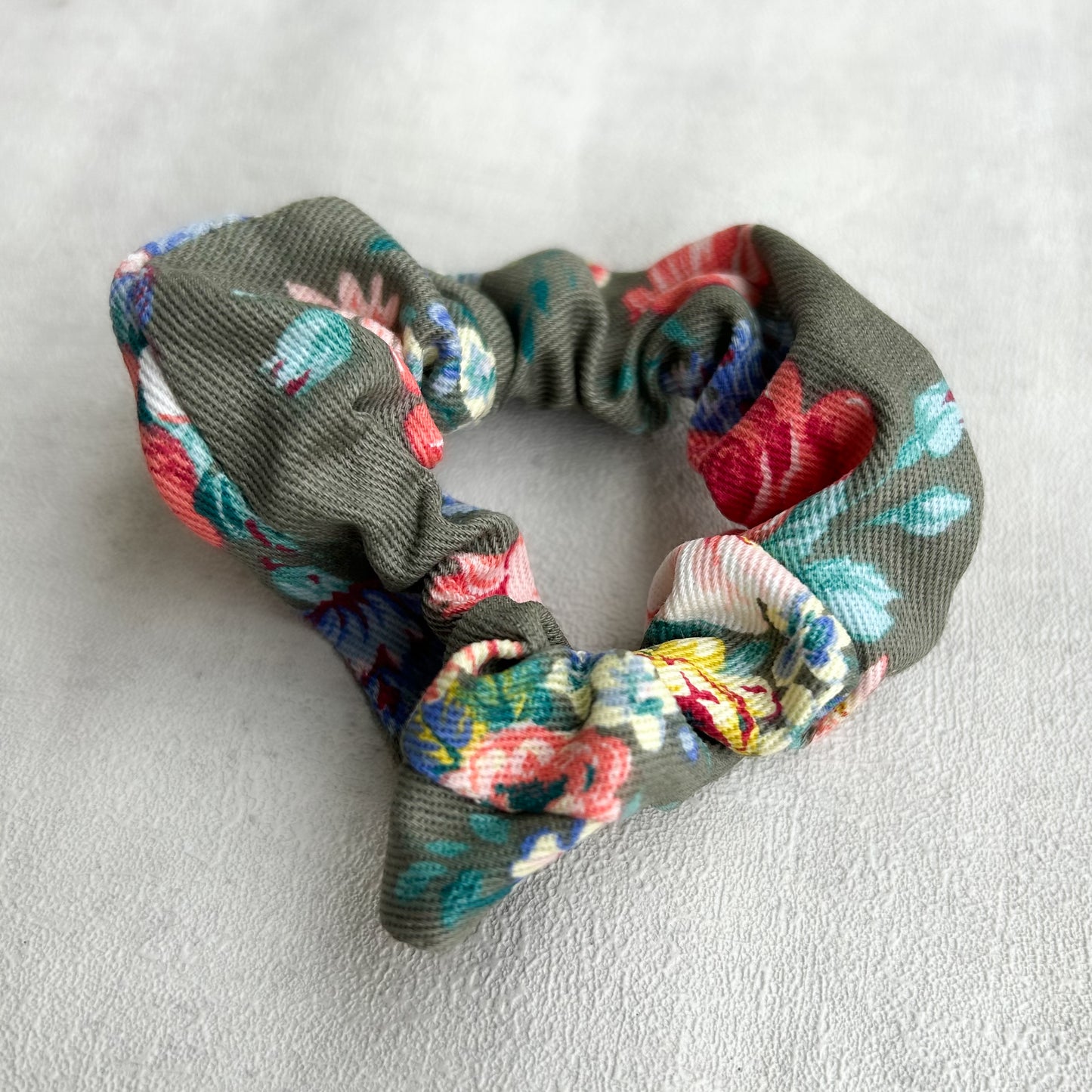 Chouchou fleuri en tissu upcyclé
