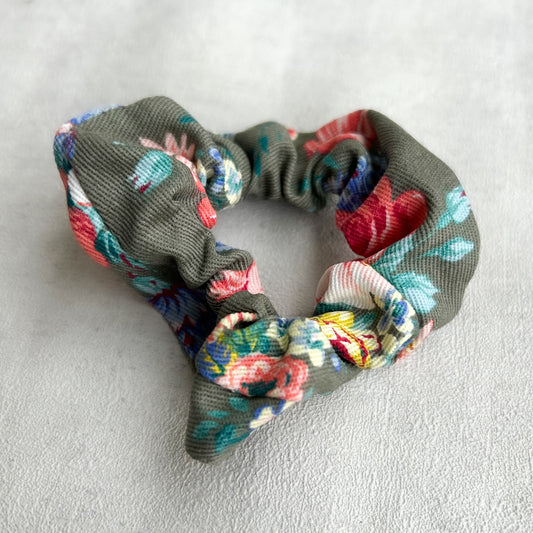 Chouchou fleuri en tissu upcyclé