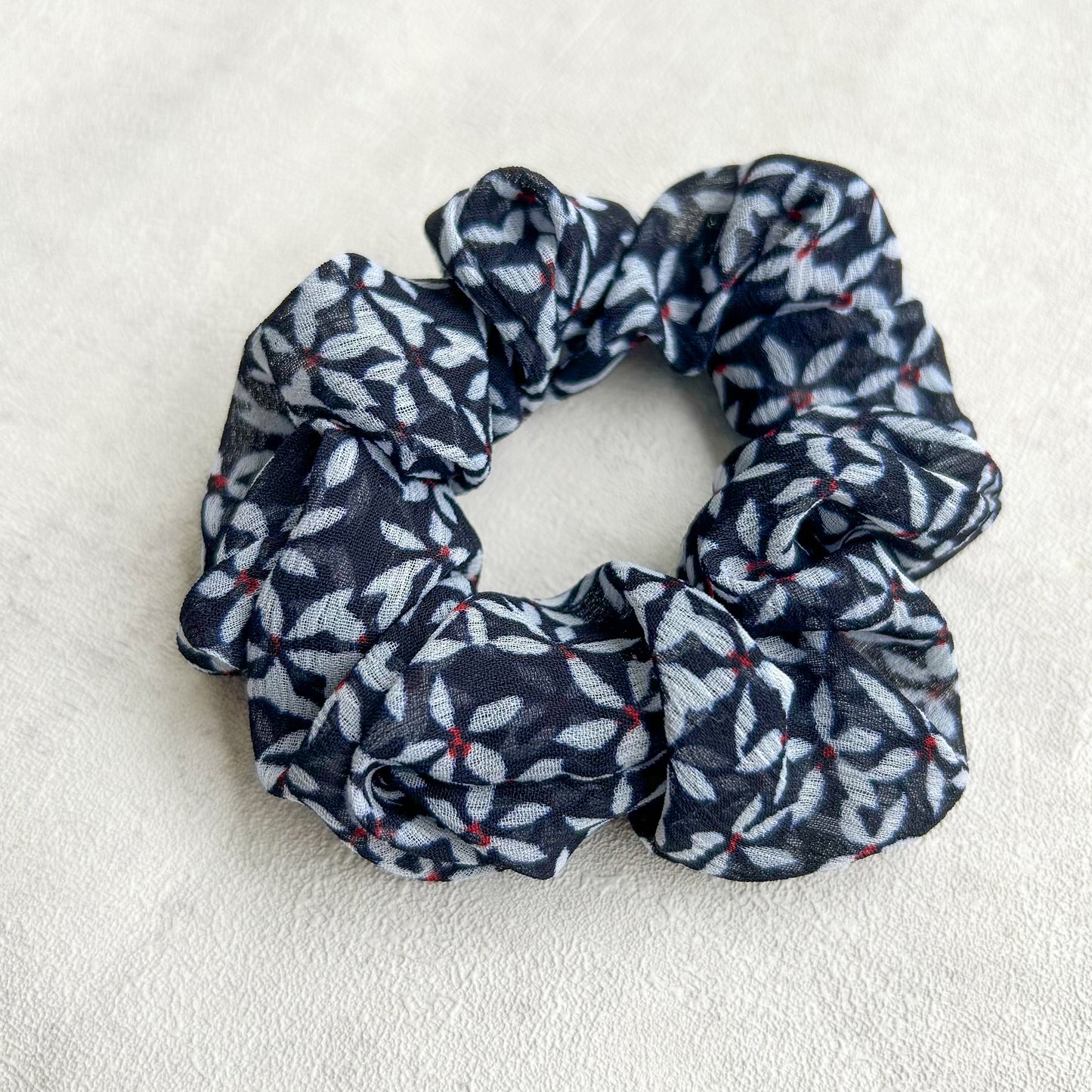 Chouchou fleuri noir et blanc
