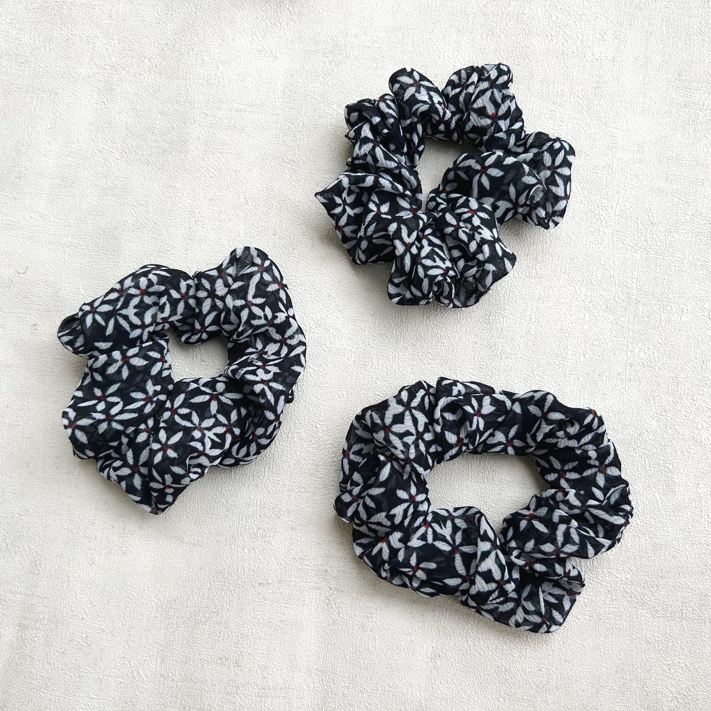 Chouchou fleuri noir et blanc