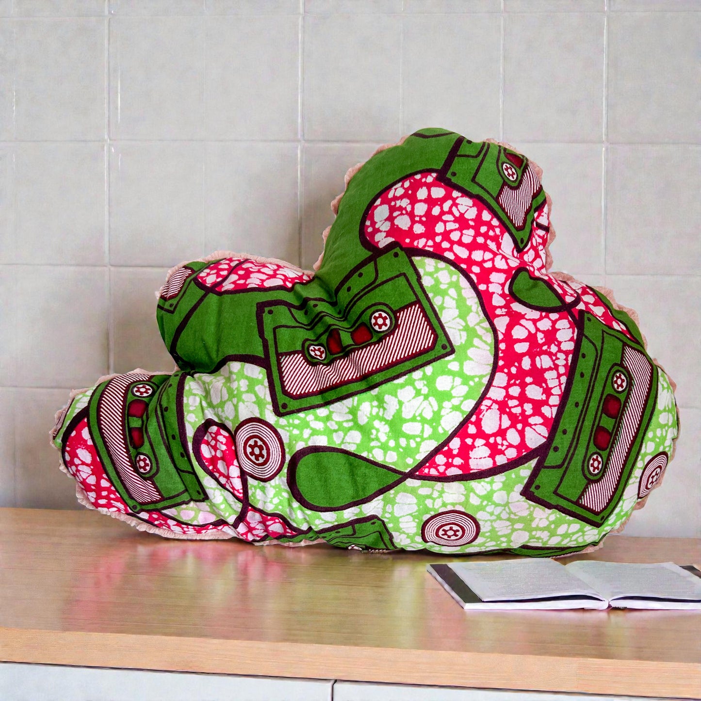 Coussin doux nuage K7 audio rétro : Wax et verso  tissu très doux