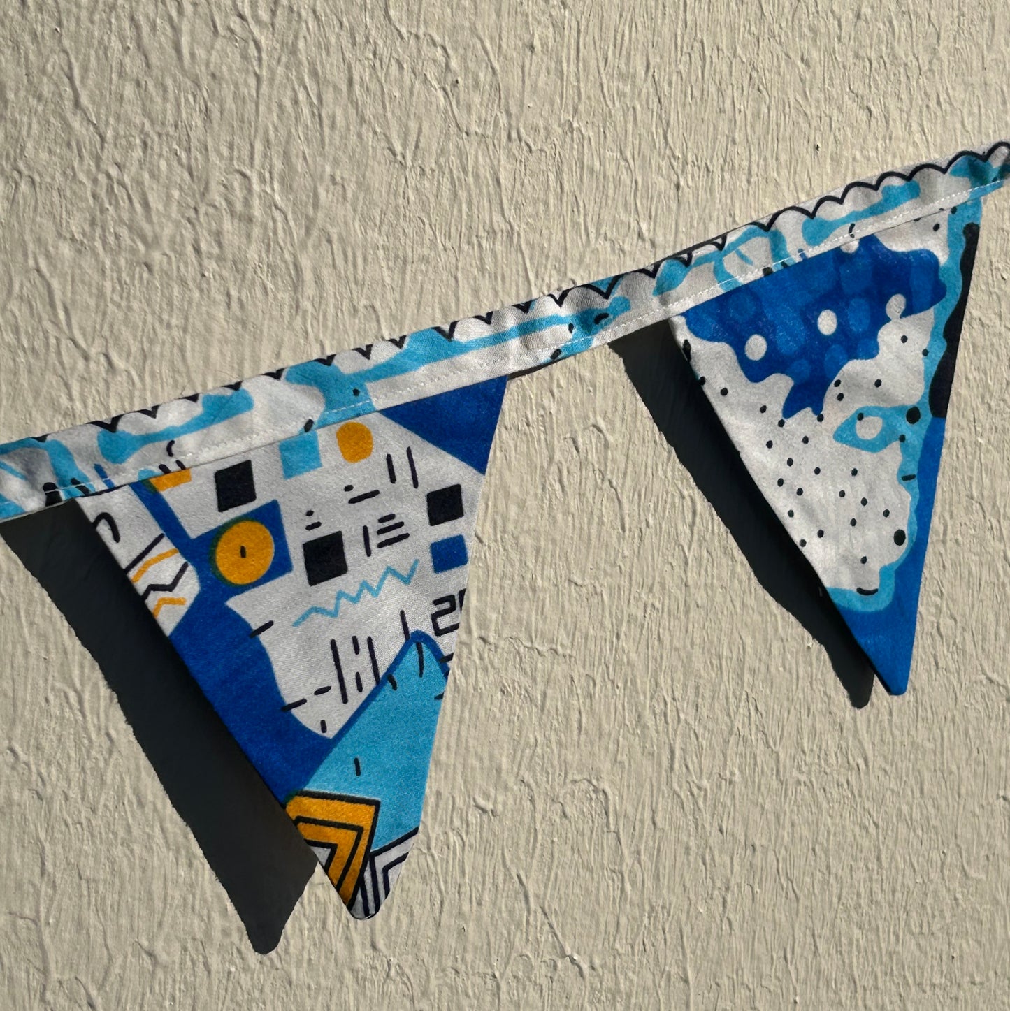 Guirlande de petites fanions artistico-géométriques