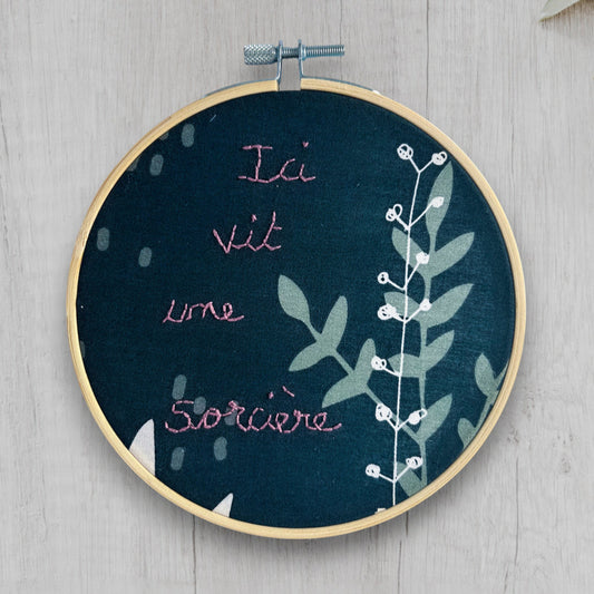 Petite déco brodée upcyclée "Ici vit une sorcière"