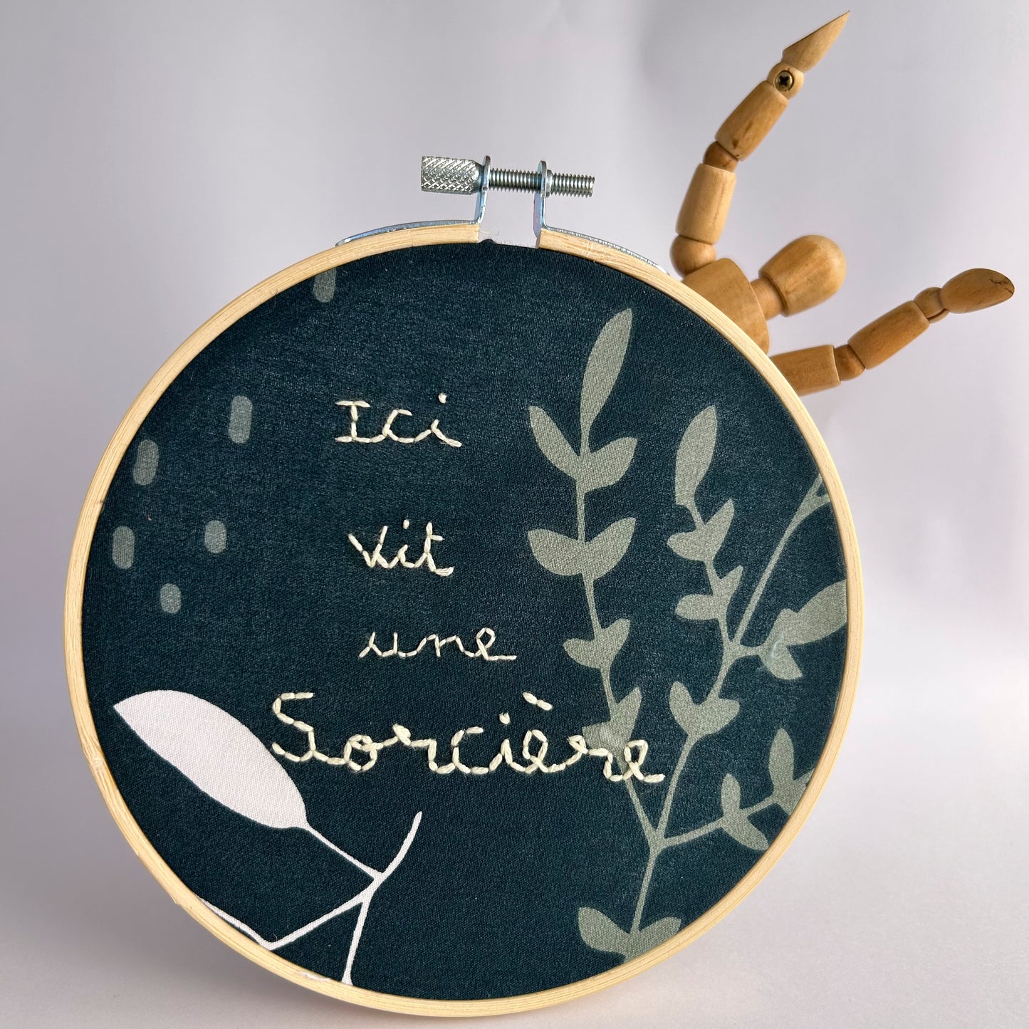 Petite déco brodée upcyclée "Ici vit une sorcière"
